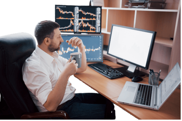 Trader bekerja di depan beberapa monitor