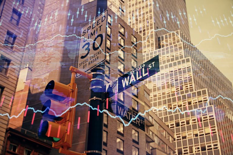 Grafik pasar dengan latar gedung Wall Street