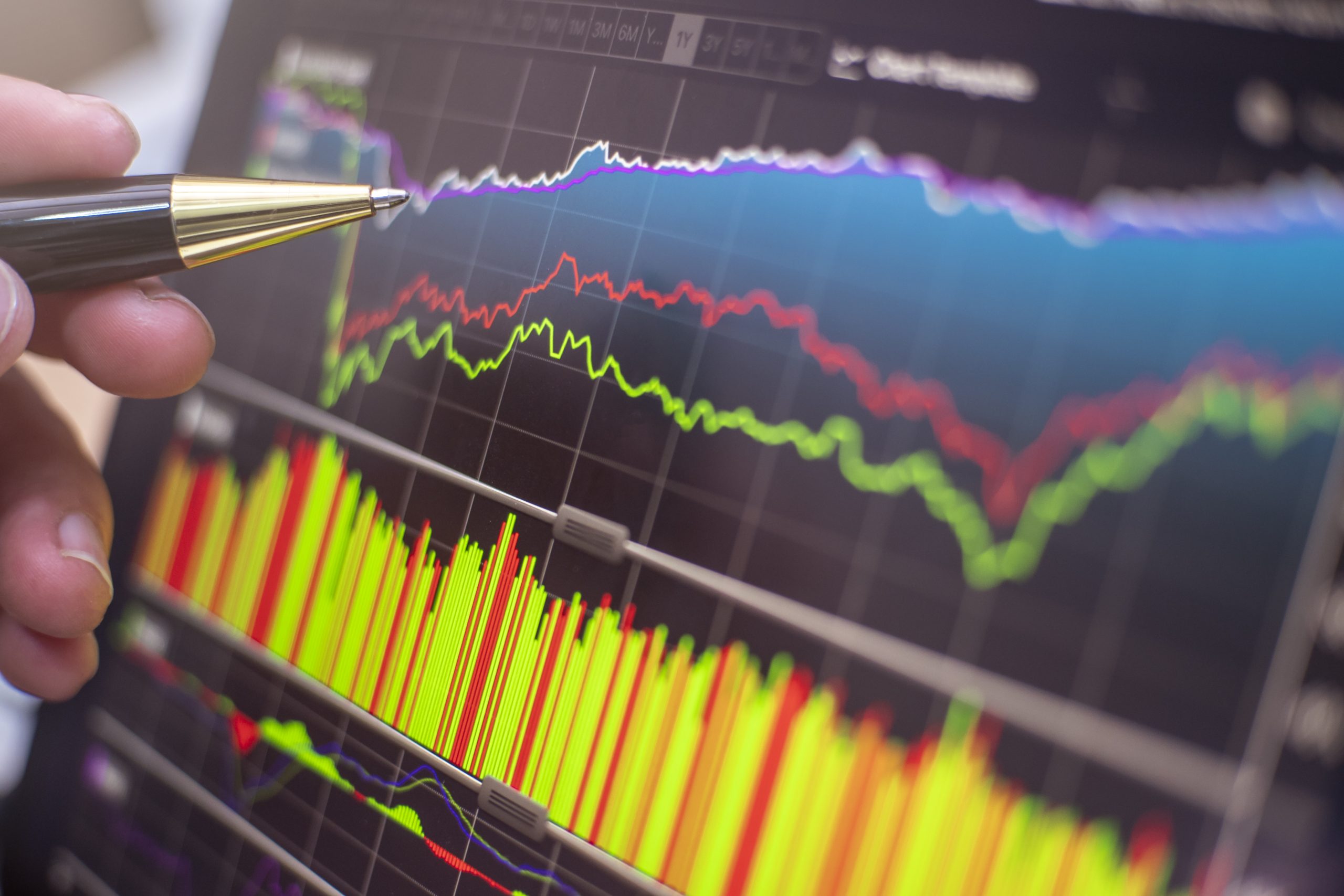 US stocks edge higher as strong earnings prompt weekly gains